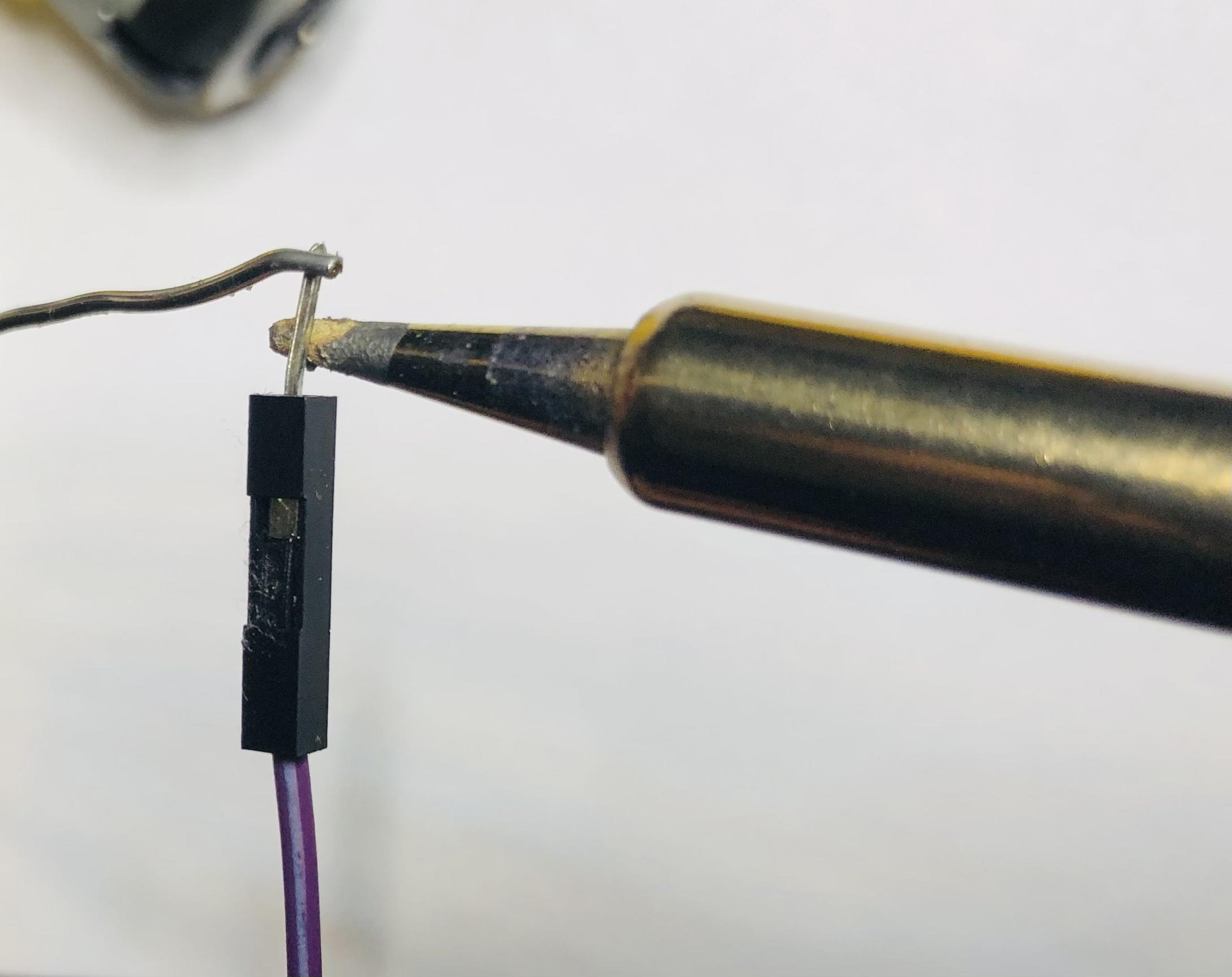 焊接跳线到每个电机的端子 A&B