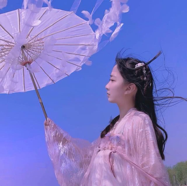 阁下,您的宝藏女孩头像已送达,请玩家进入游戏,寻找限量版女头